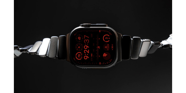 Nomad Stratos Icy Blue Glow: благородний титан вдень, неоновий акцент вночі