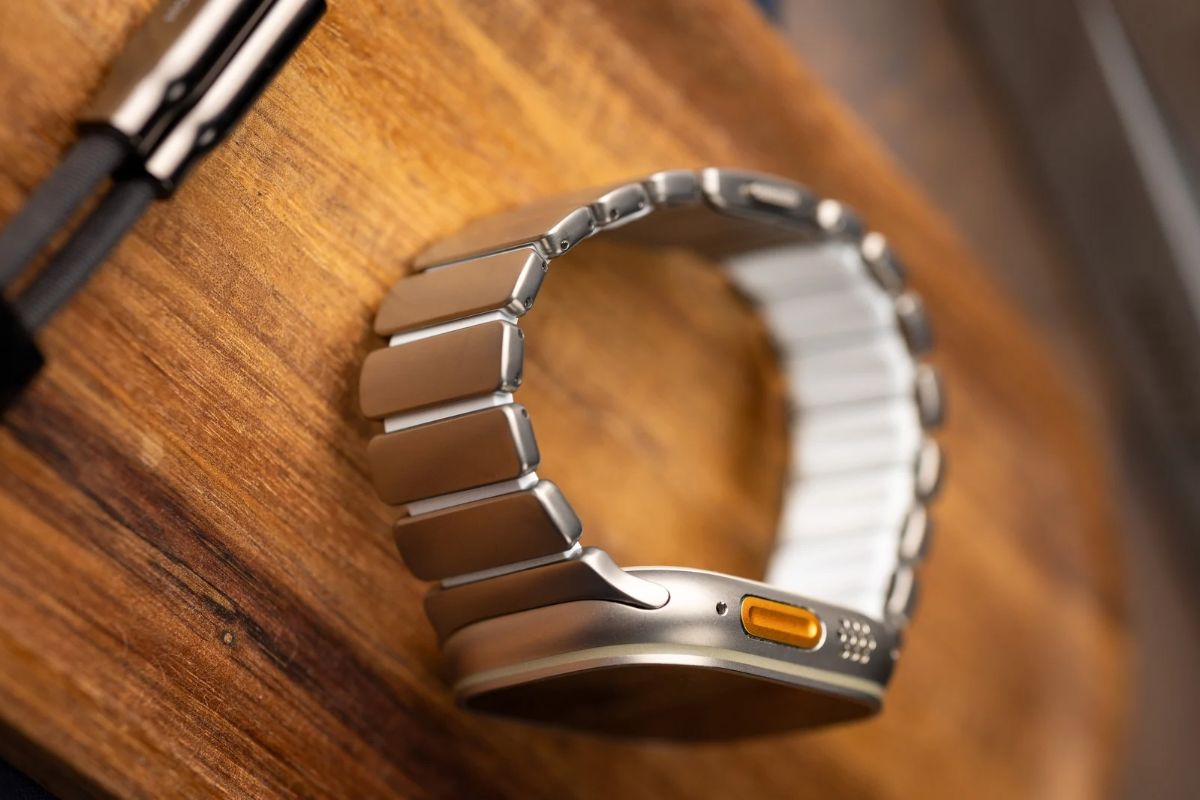 Ремінець Nomad Stratos Icy Blue Glow при денному освітленні: спокійний блідо-блакитний відтінок внутрішньої сторони.