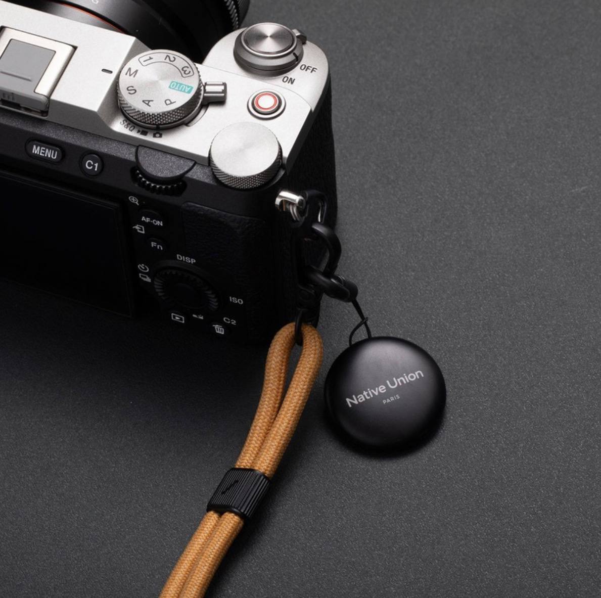 [Трекер-брелок Native Union в работе]