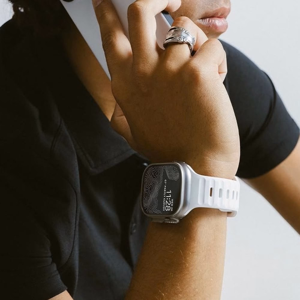 Стильный белый браслет для смарт-часов Apple Watch Ultra, лайфстайл фото, использование гаджета во время разговора по телефону