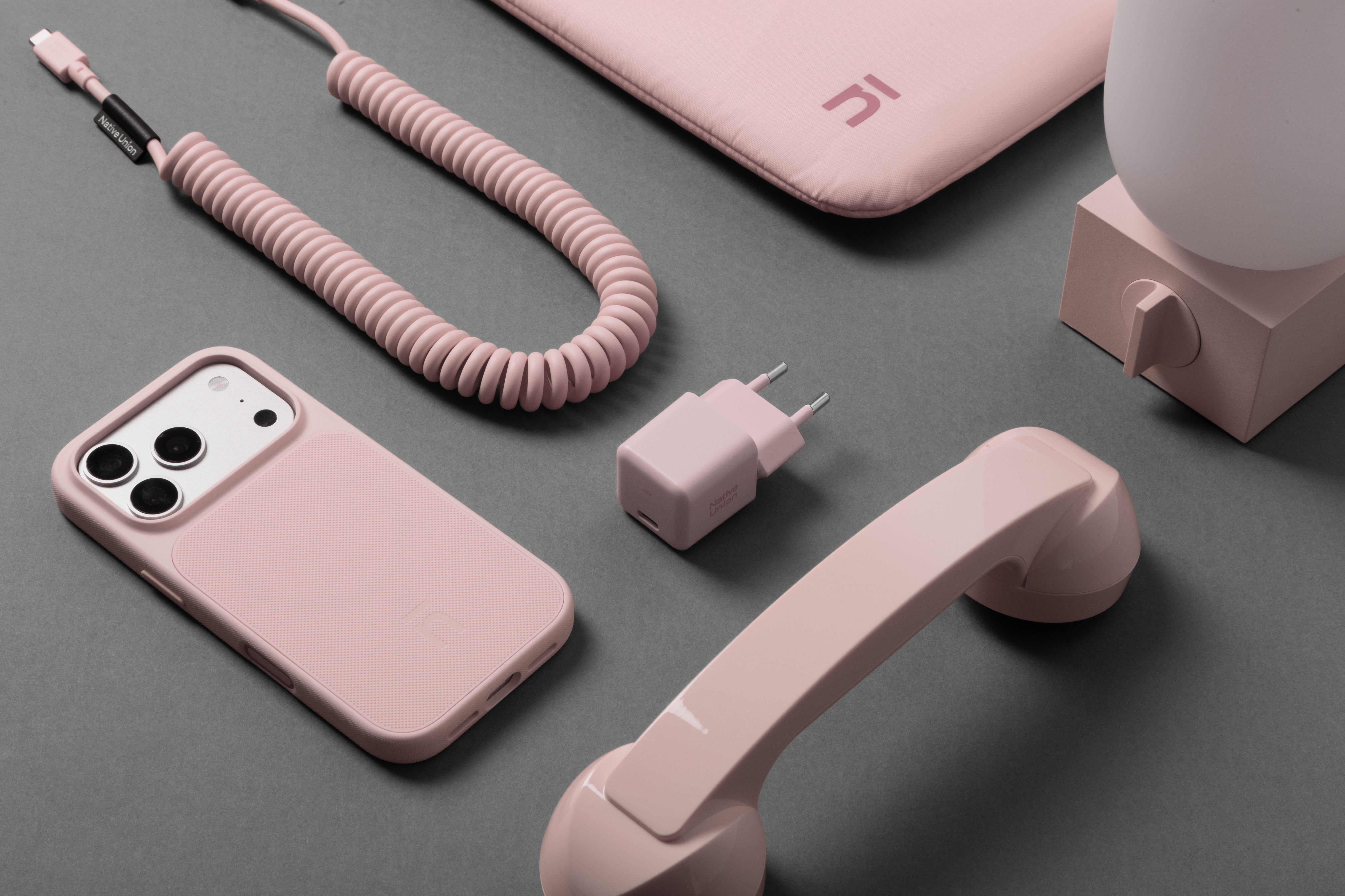 Пудровый чехол Native Union Neo Candy на iPhone 18 и фирменные аксессуары