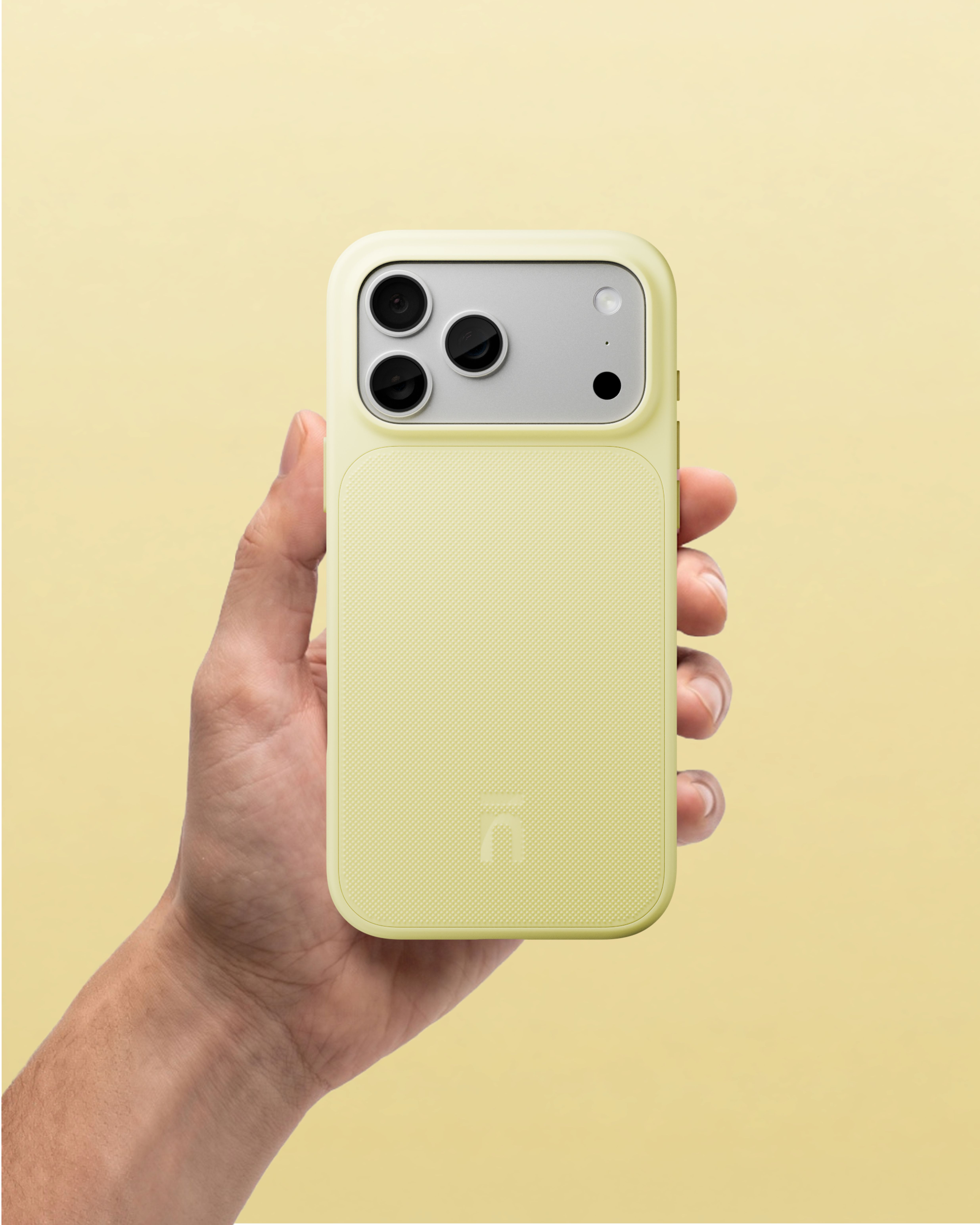Жовтий чохол Native Union Neo Lemon на iPhone 18 у руці