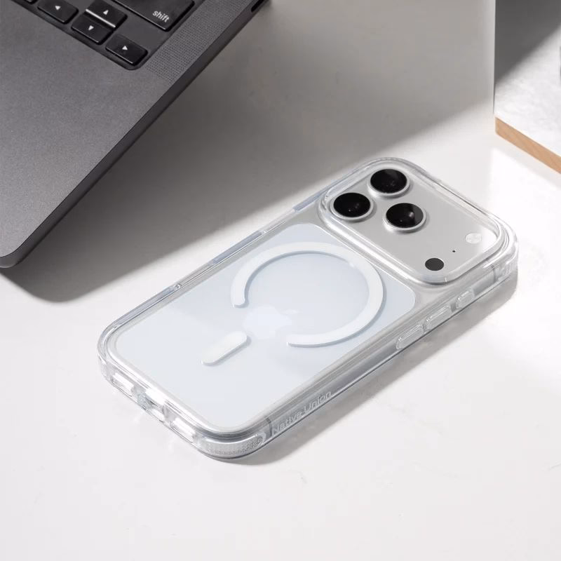 Прозорий чохол Native Union (Re)Clear на столі біля MacBook