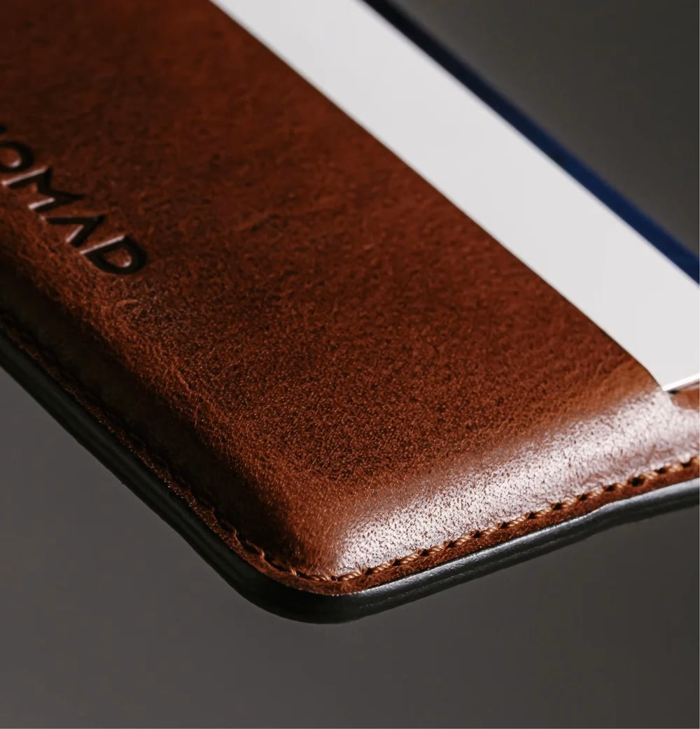 Картхолдер Nomad Card Wallet Horween Olde Dublin на фоне уголка с картами