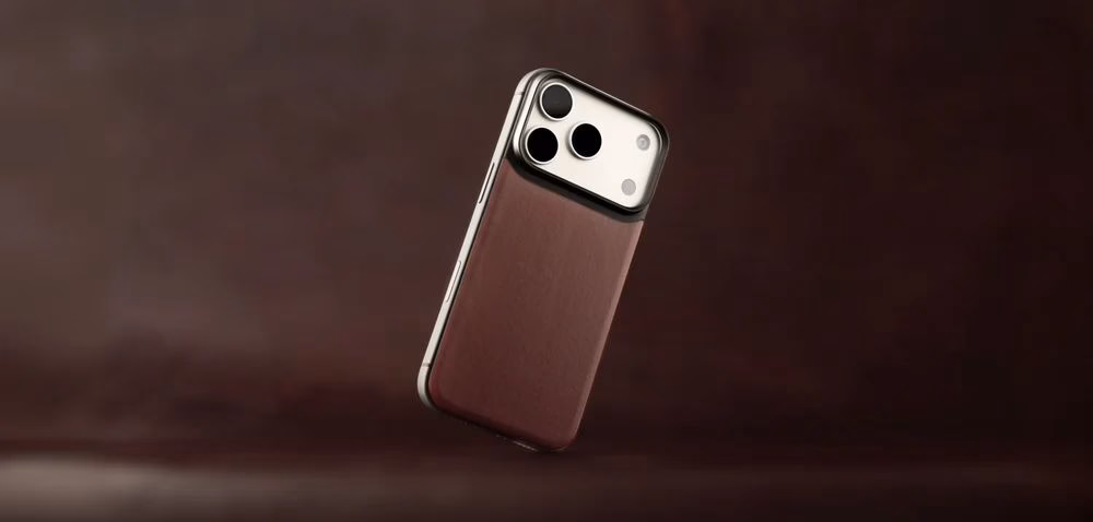 Шкіряний чохол Nomad Magnetic Back Horween Burgundy на iPhone 18 на коричневому фоні