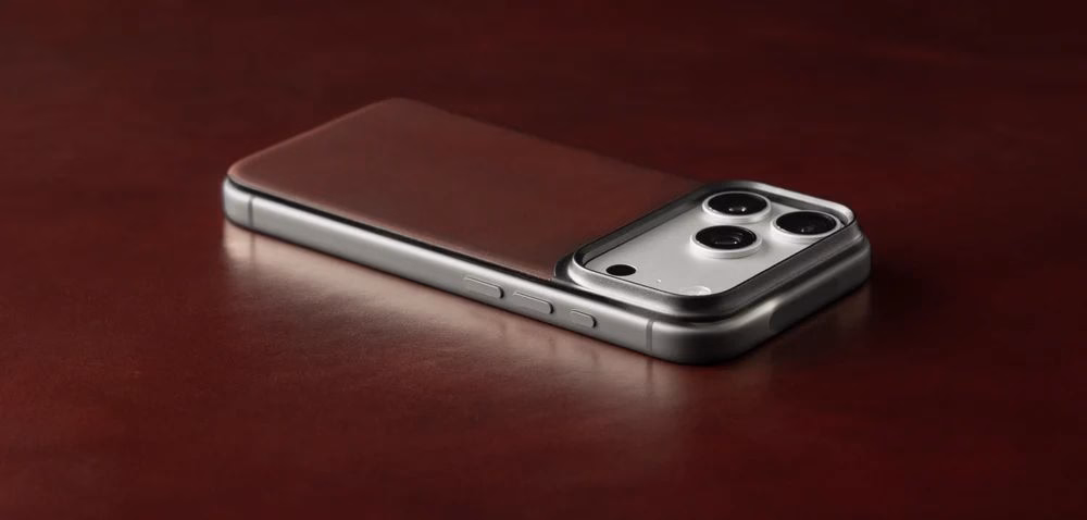 Шкіряний чохол Nomad Magnetic Back Horween Burgundy лежить на столі