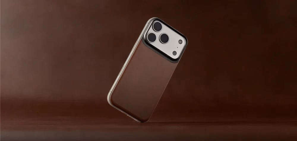 Шкіряна накладка Nomad Magnetic Back Horween Rustic Brown на iPhone 18 на коричневому фоні