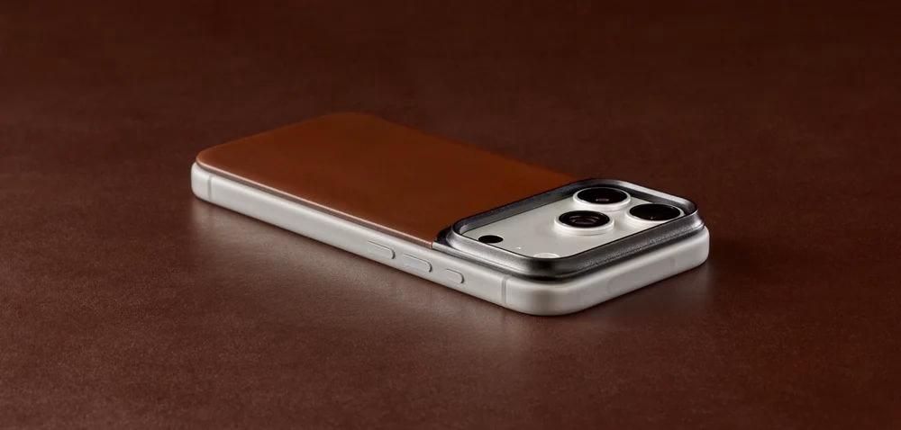 Шкіряна накладка Nomad Magnetic Back Horween Rustic Brown лежить на столі