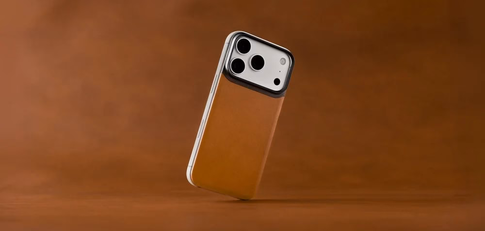 Шкіряний чохол Nomad Magnetic Back Horween Saddle на iPhone 18 на коричневому фоні
