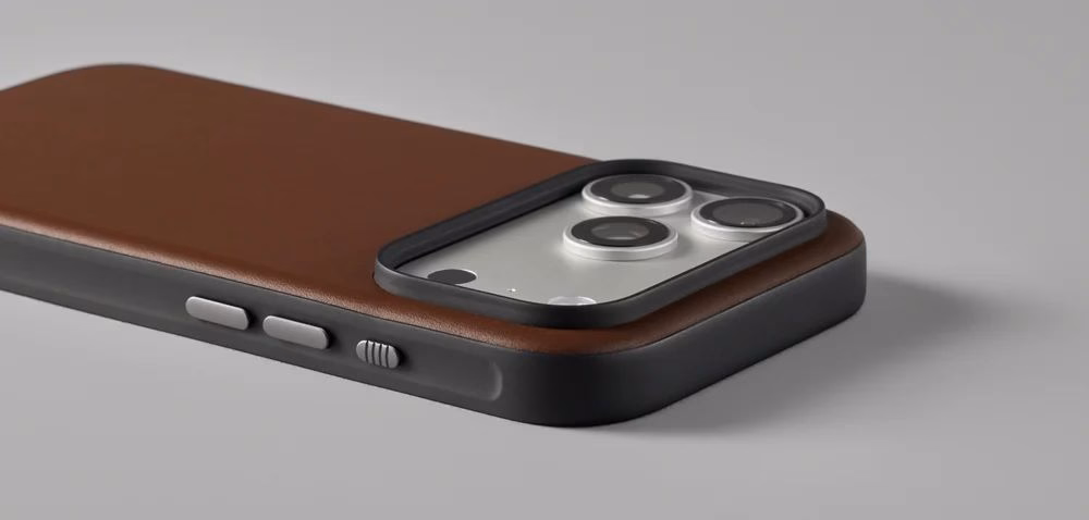 Шкіряний чохол Nomad Modern Camino Brown лежить на фоні
