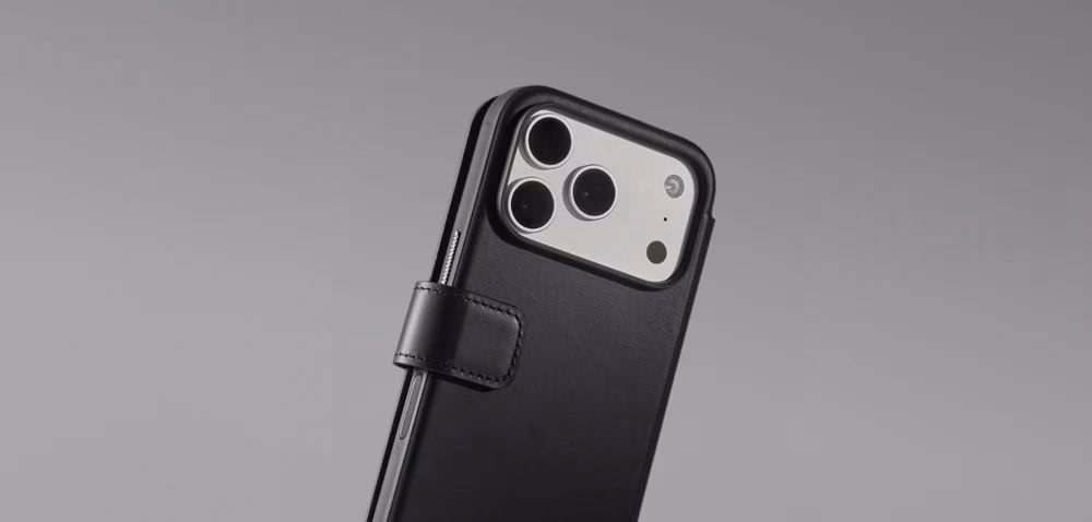 Чехол Nomad Modern Folio Camino (Black) вертикально нарисованный на сером фоне