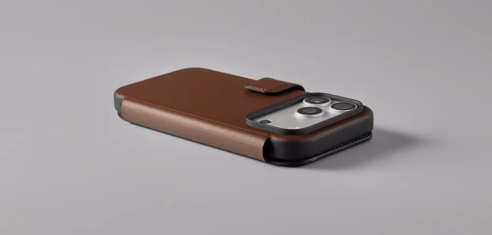 Чохол Nomad Modern Folio Camino (Brown) лежить на сірому фоні