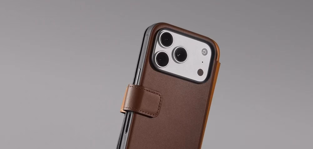 Чохол Nomad Modern Folio Camino (Brown) вертикально намальований на сірому фоні