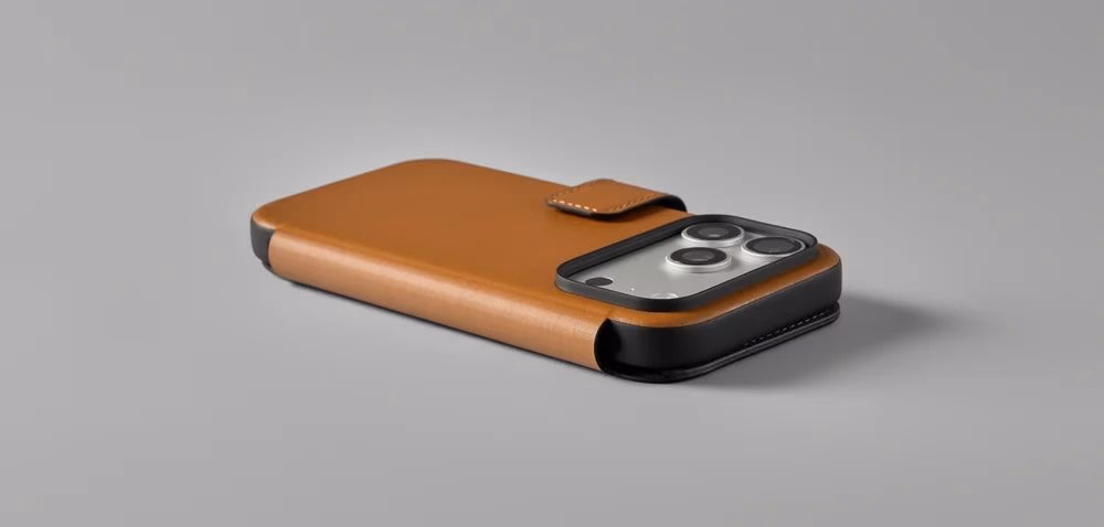 Чехол Nomad Modern Folio Camino English Tan лежит на сером фоне