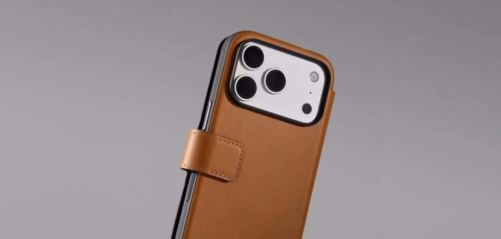 Чехол Nomad Modern Folio Camino English Tan вертикально нарисованный на сером фоне