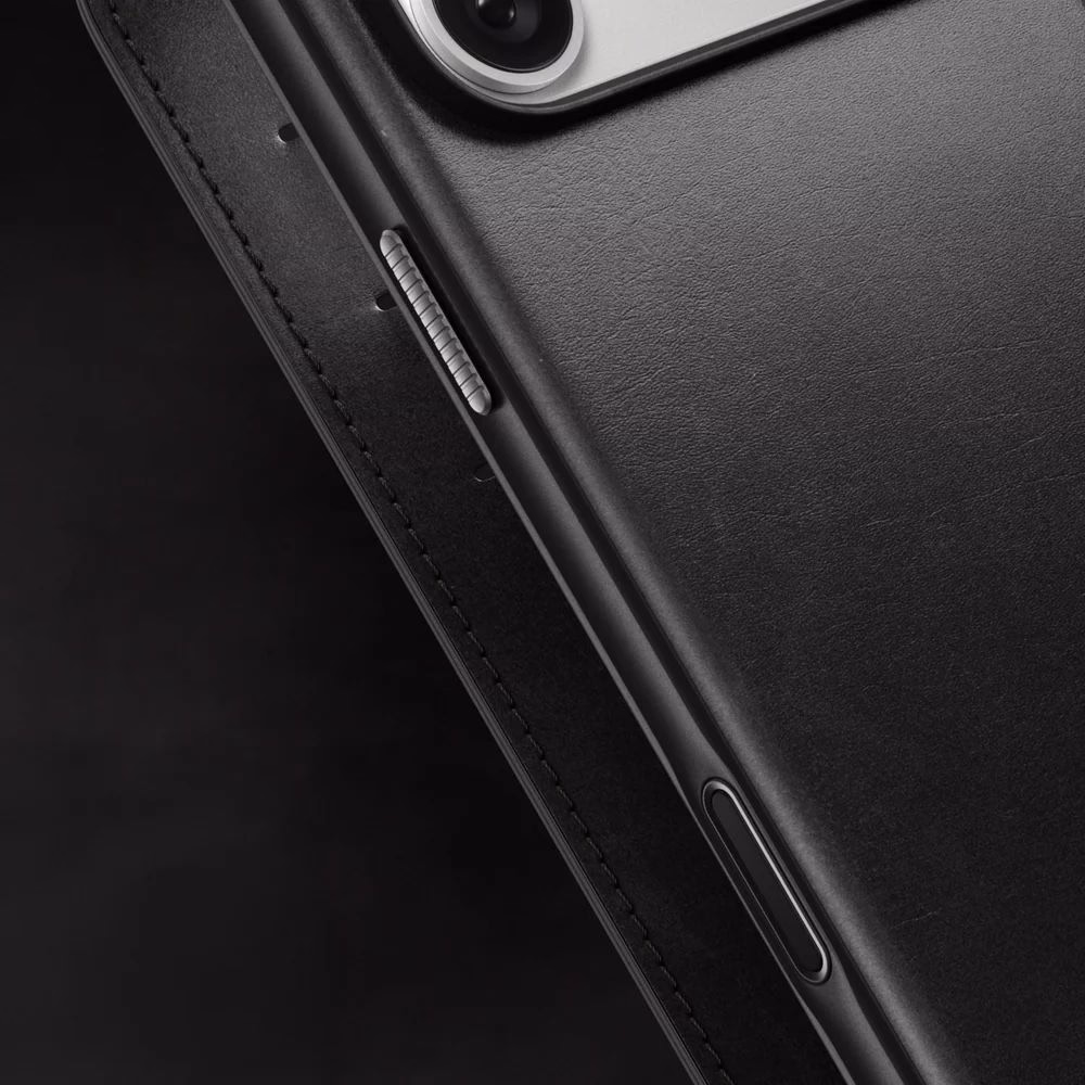 Ближний ракурс на кнопки чехла Nomad Modern Folio Horween Black