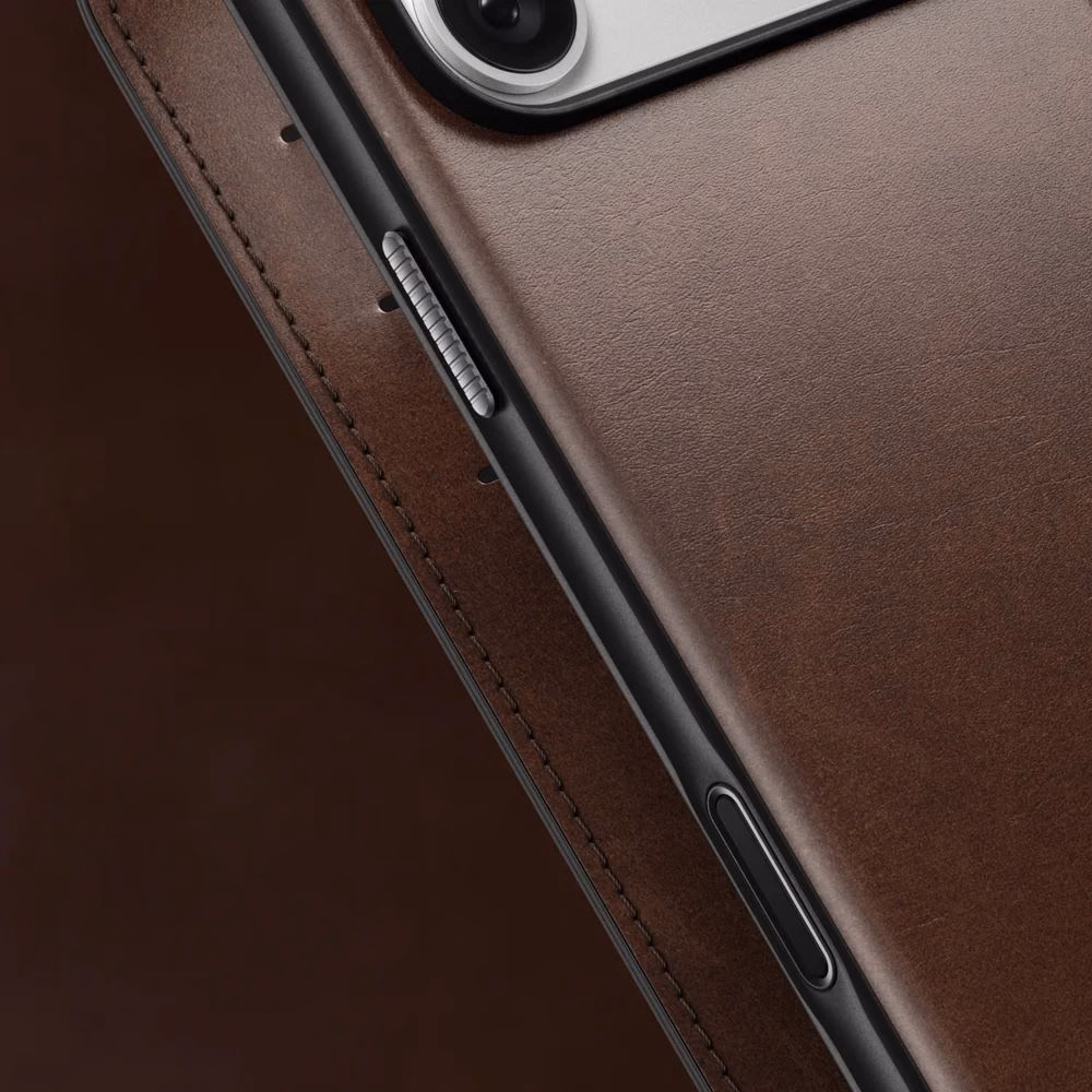 Ближній ракурс на кнопки чохла Nomad Modern Folio Horween Rustic Brown