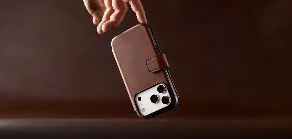 Чохол-гаманець Nomad Modern Folio Horween Rustic Brown у руці