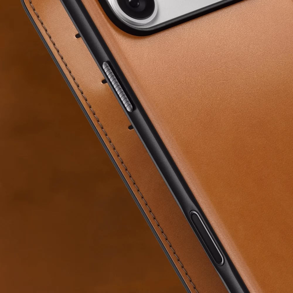 Ближний ракурс на кнопки чехла Nomad Modern Folio Horween Saddle