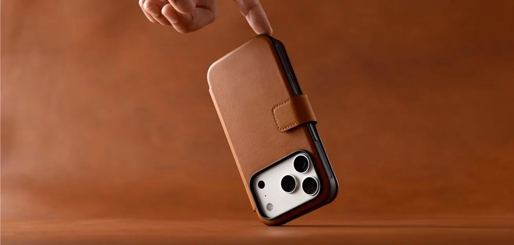 Чехол-кошелек Nomad Modern Folio Horween Saddle в руке
