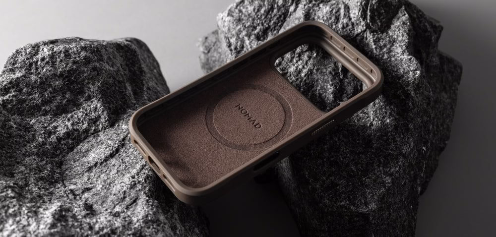 Чехол Nomad Rugged Arroyo лежит на камнях (другой ракурс)