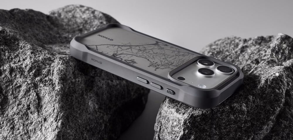 Чохол Nomad Rugged Balandra на iPhone 18 на фоні каменів