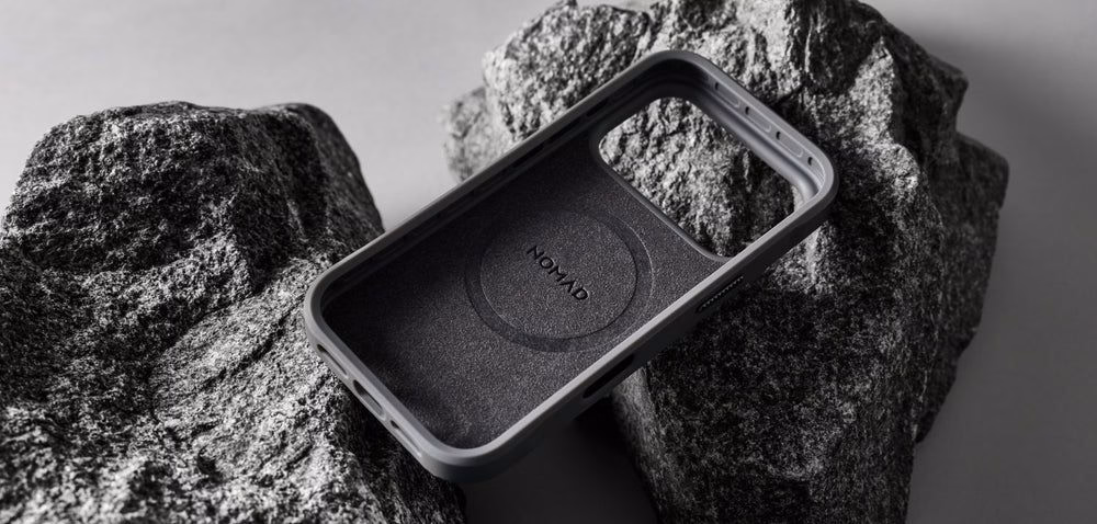 Чохол Nomad Rugged Balandra лежить на каменях (інший ракурс)