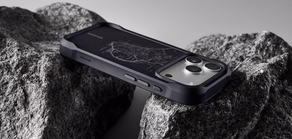 Чехол Nomad Rugged Case Norte на iPhone 18 на фоне камней