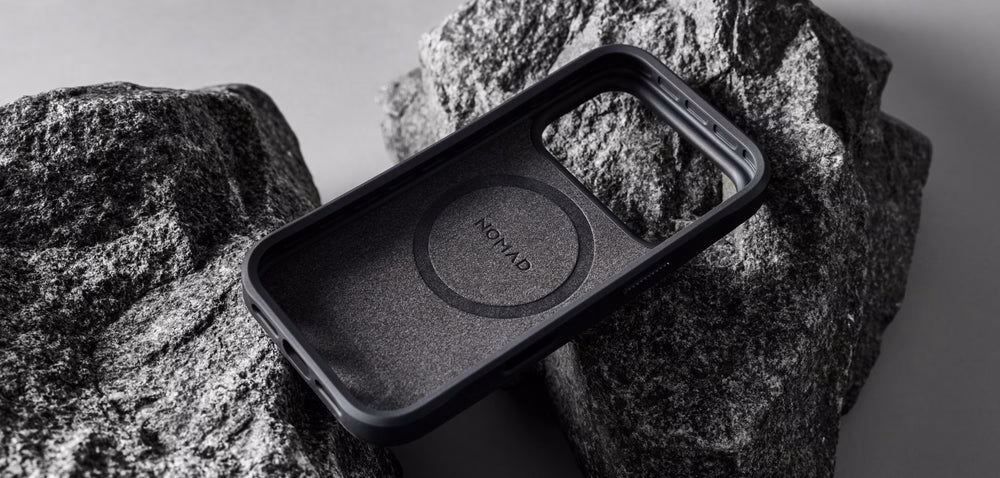 Чехол Nomad Rugged Case Norte лежит на камнях