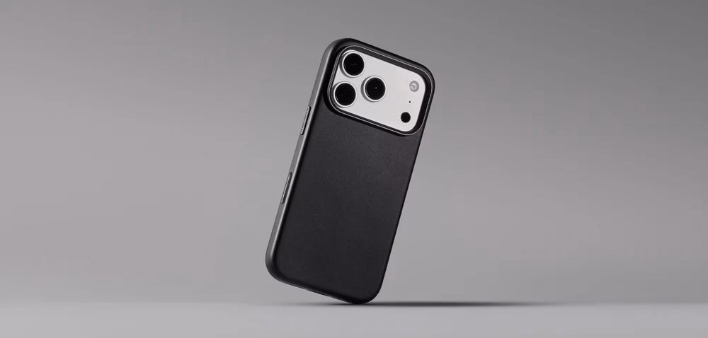Чохол Nomad Traditional Camino Black вертикально на сірому фоні
