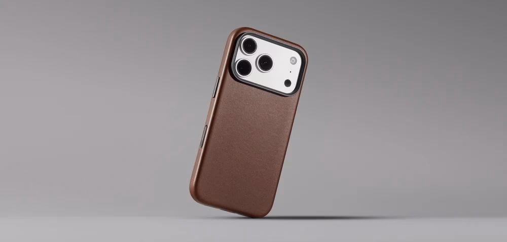Чехол Nomad Traditional Camino Brown вертикально на сером фоне