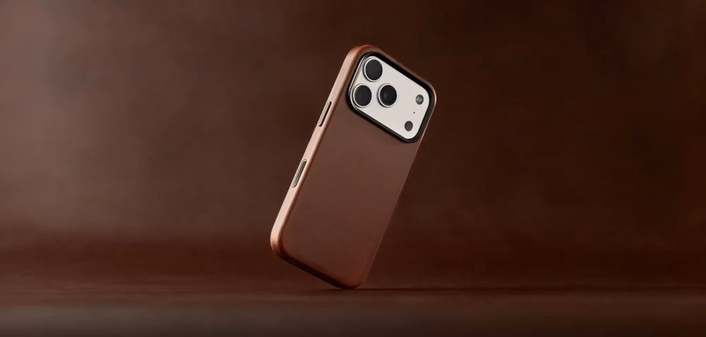 Чохол Nomad Traditional Camino Brown горизонтально на коричневому фоні