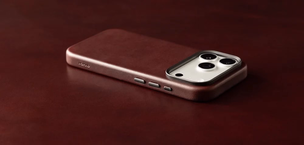 Чехол Nomad Traditional Horween Burgundy лежит на бордовом фоне