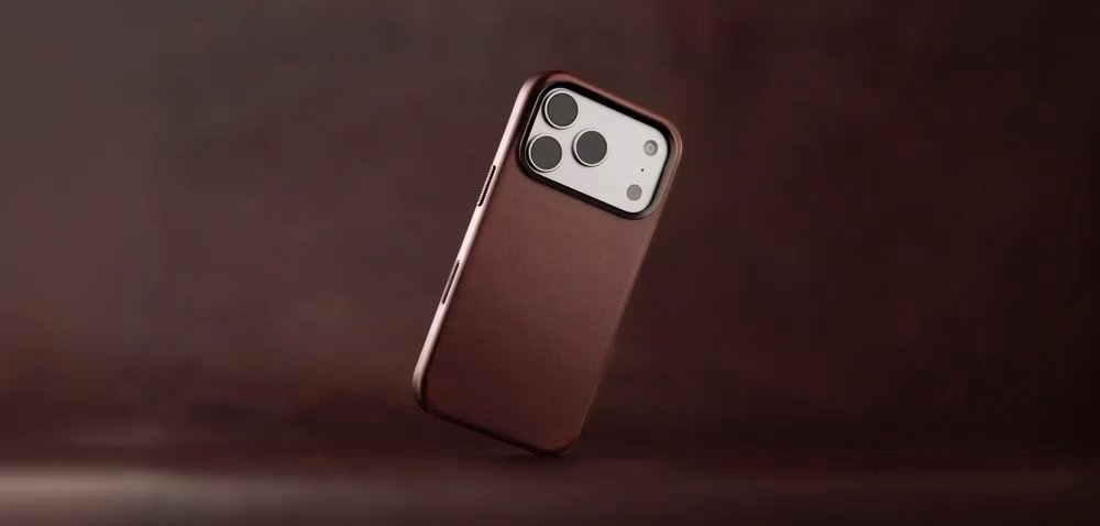 Чехол Nomad Traditional Horween Burgundy вертикально на бордовом фоне