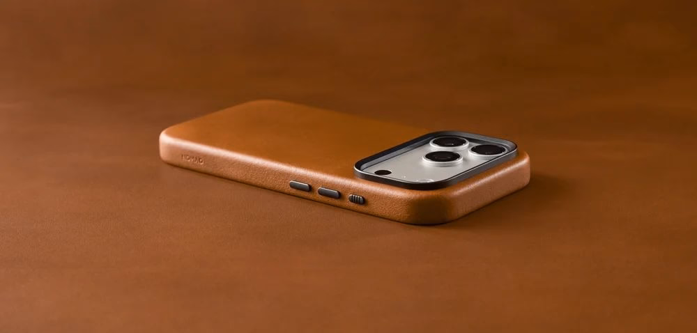 Чехол Nomad Traditional Horween Saddle лежит на фоне