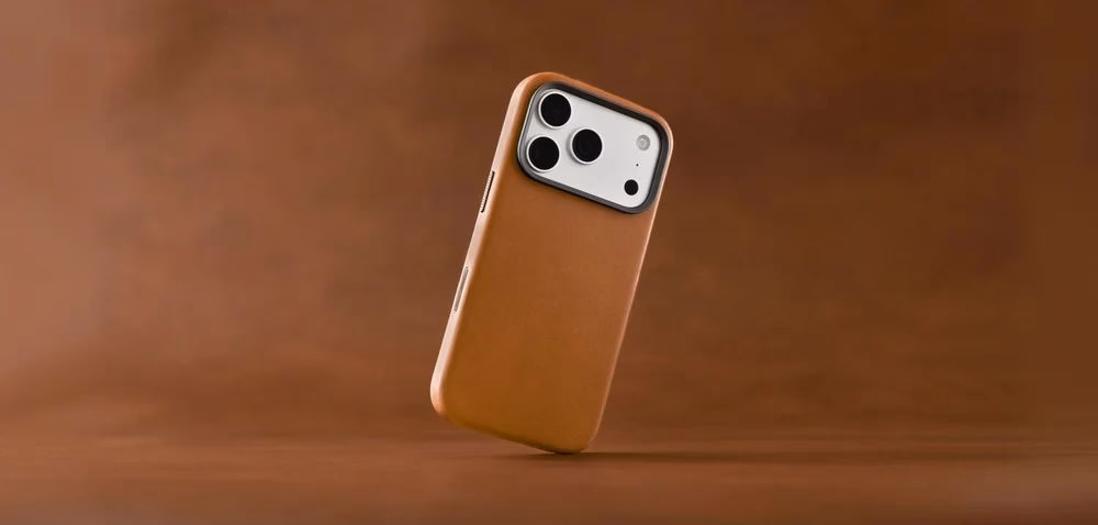 Чехол Nomad Traditional Horween Saddle вертикально на фоне