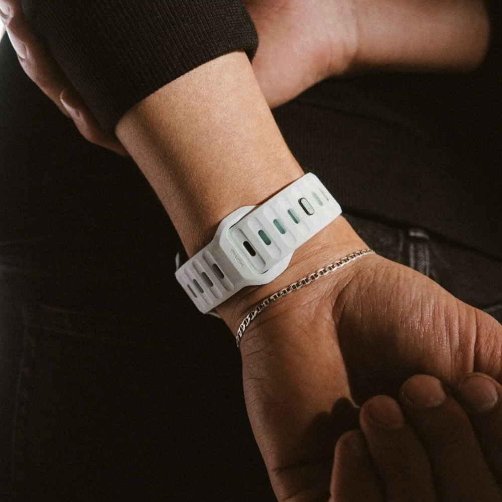 Алюмінієва застібка та перфорована структура ремінця Nomad Sport Band Icy Blue Glow, водовідштовхувальний матеріал для активного спорту