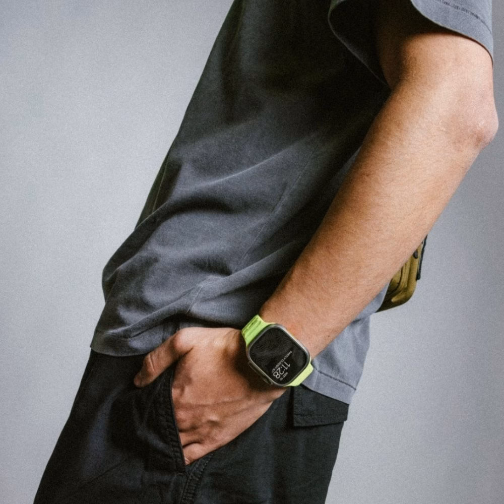 Крупный план ремешка Nomad Sport Band Glow 2.0, демонстрирующий вентиляционные отверстия и текстуру материала для отвода влаги во время спорта