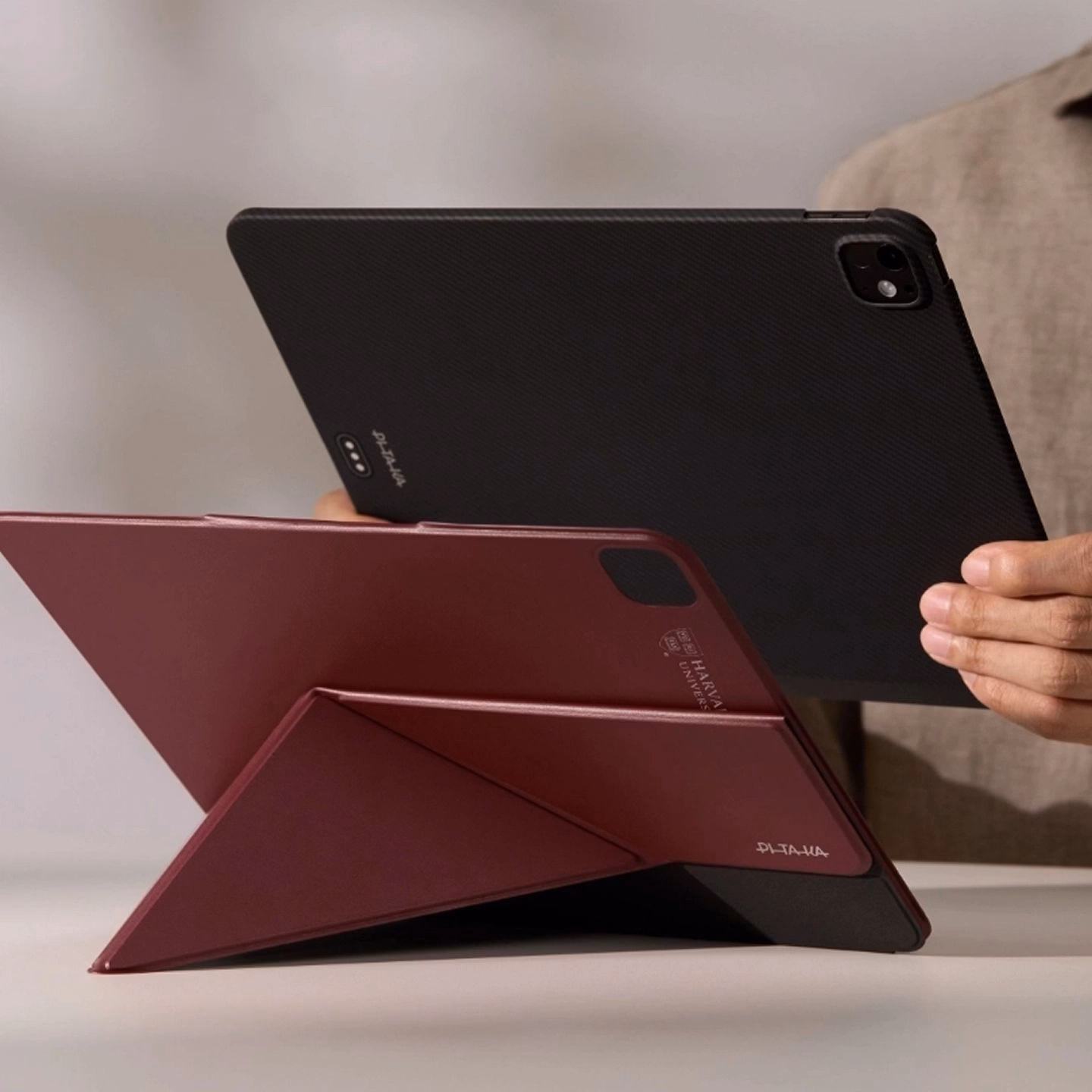 Человек подносит iPad к чехлу-подставке