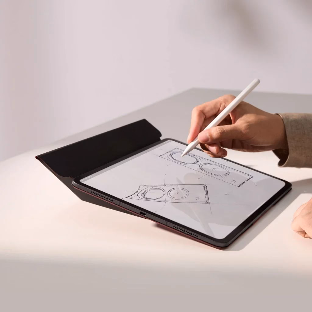 Человек рисует на iPad под углом 9 градусов