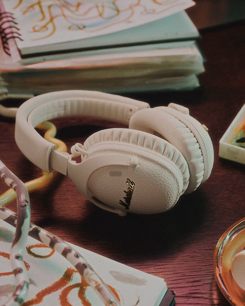 Беспроводные наушники Marshall Monitor III ANC Cream на рабочем столе — идеальное сочетание ретро-стиля и звука.