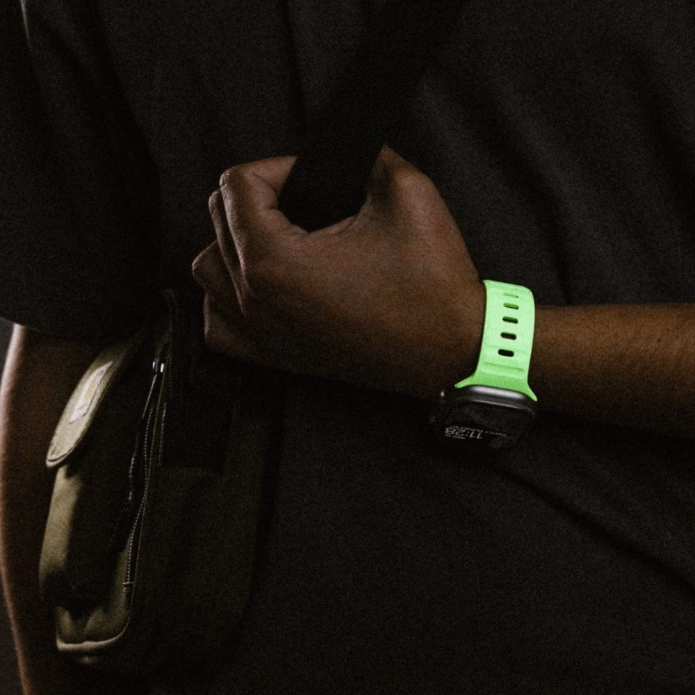 Яркое зеленое люминесцентное свечение ремешка Nomad Sport Band Glow 2.0 в полной темноте, обновленная формула свечения для Apple Watch 46mm/49mm