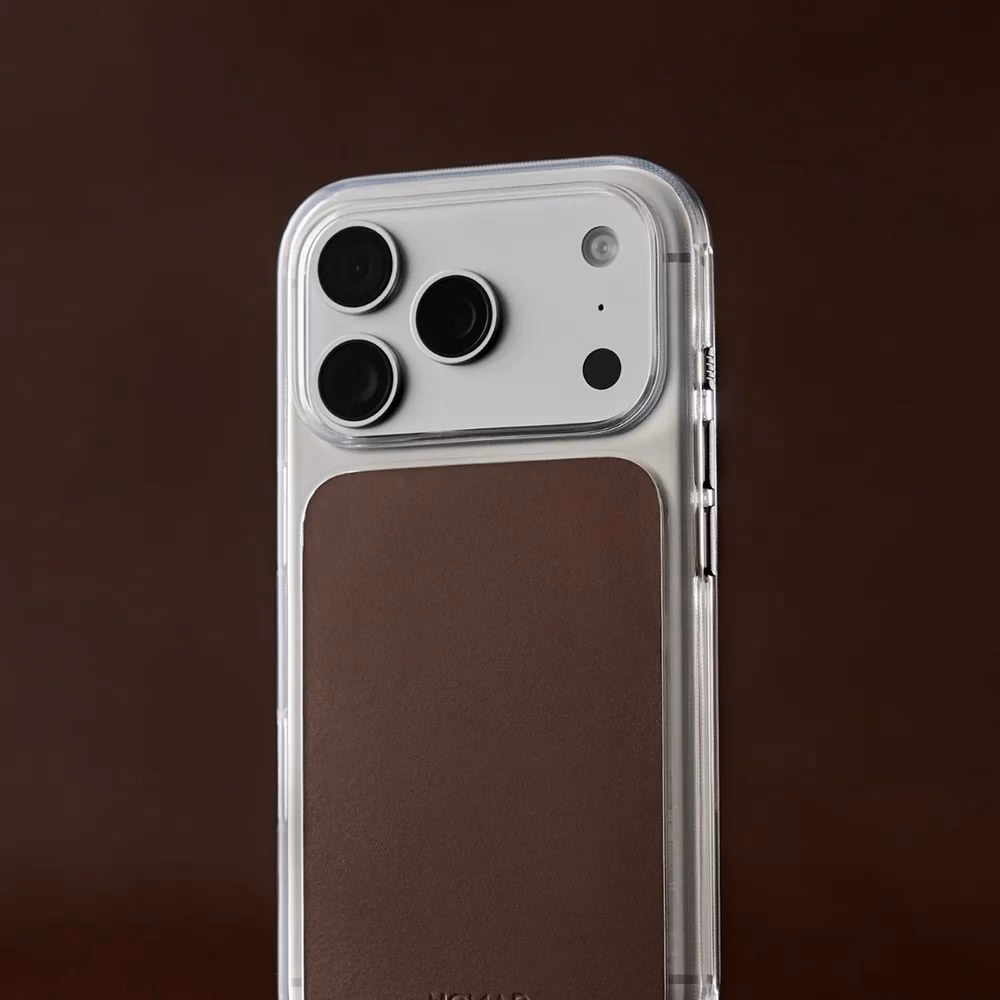 Кнопка камеры и кожаная вставка чехла Nomad Clear Horween Rustic Brown
