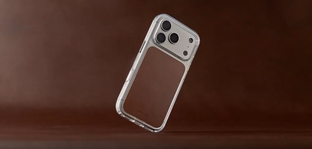Чехол Nomad Clear Horween Rustic Brown на iPhone 18 Pro Max на коричневом фоне