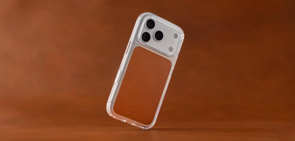 Чохол Nomad Clear Horween Saddle на iPhone 18 Pro Max на коричневому фоні