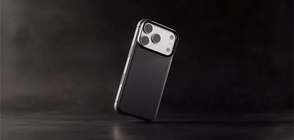 Шкіряна накладка Nomad Magnetic Back Horween Black на iPhone 18 на графітному фоні