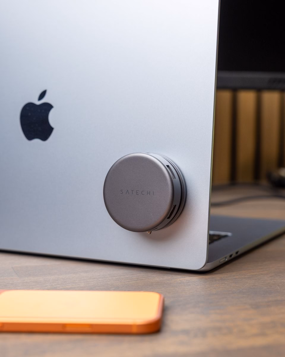 хаб Satechi, закрепленный на задней панели MacBook Air/Pro Space Gray, демонстрация эргономичного размещения устройства