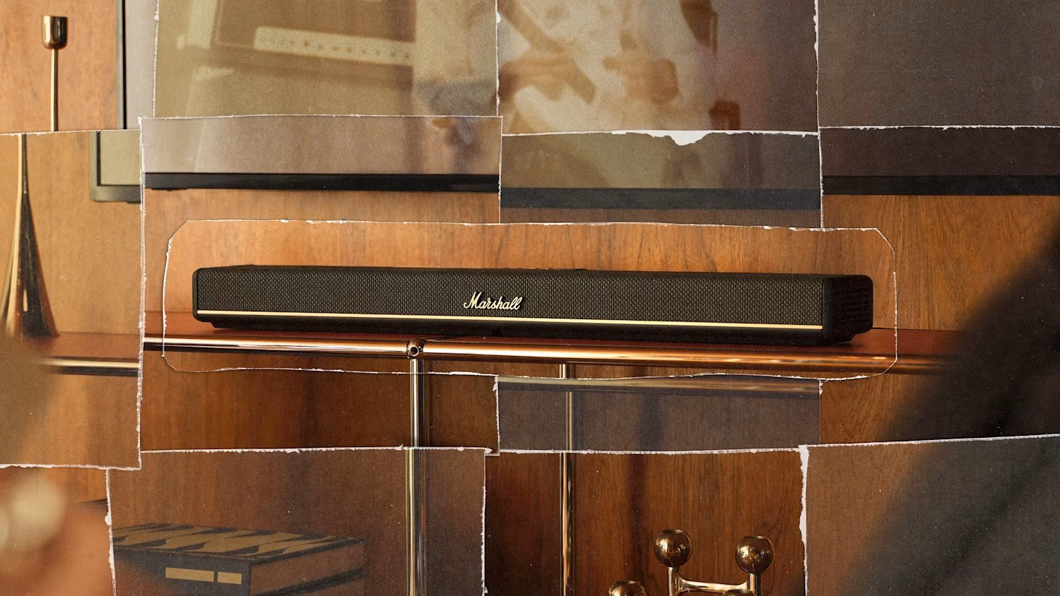 Саундбар Marshall Heston 60 Black под телевизором на тумбе
