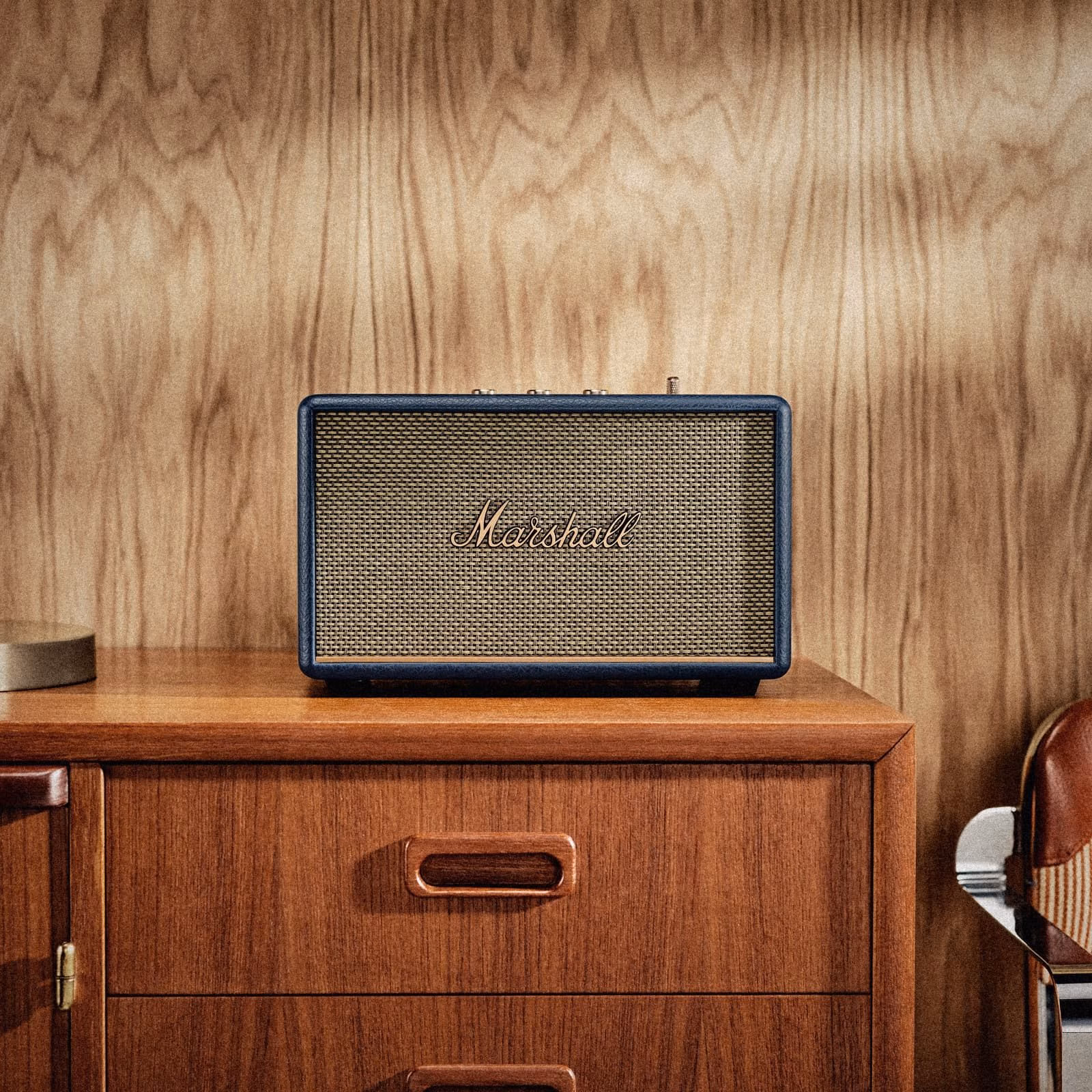 Интерьерное фото Marshall Acton III Midnight Blue на деревянной полке.