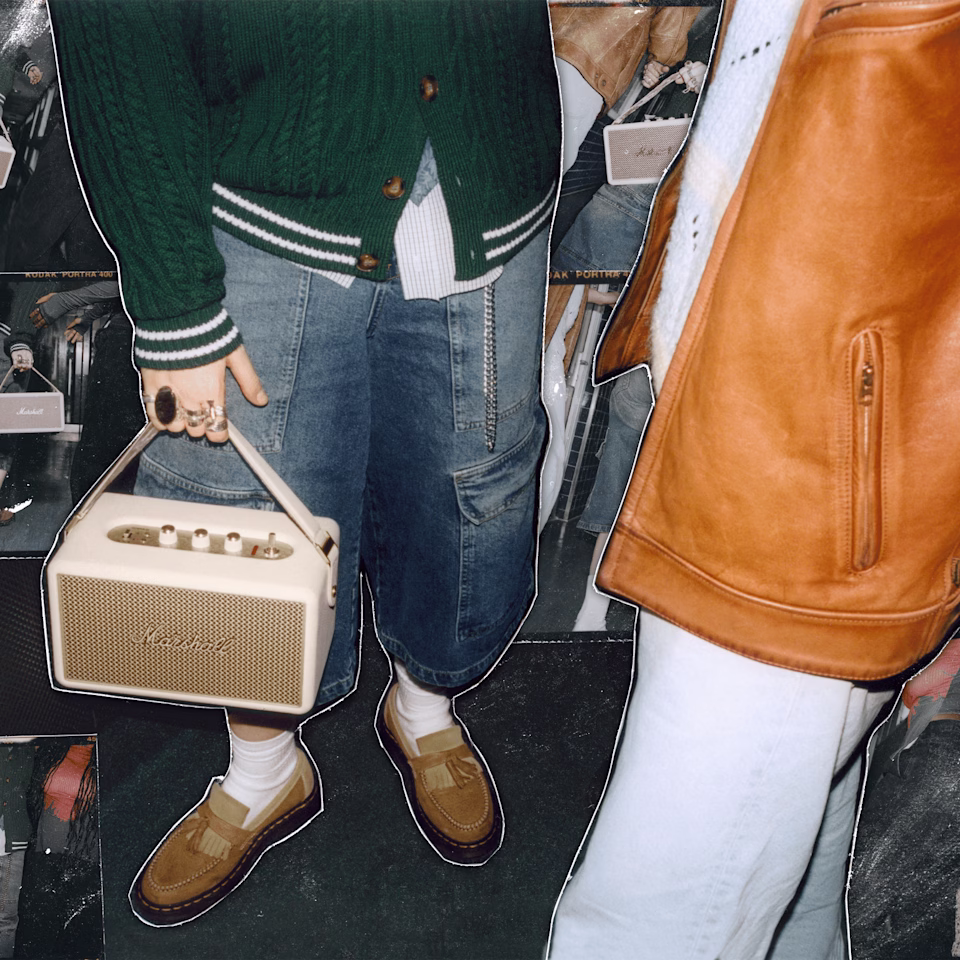 Квадратна фотографія: чоловік тримає в руці колонку Marshall Kilburn III Cream